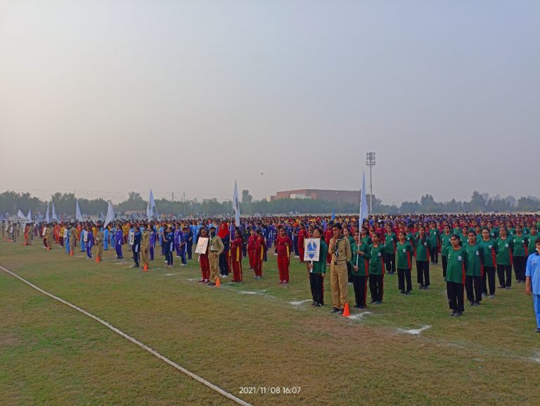 محکمہ تعلیم جنوبی پنجاب کے زیر اہتمام ڈیرہ غازی خان میں منعقد ہونے  اسکول اولمپکس کی افتتاحی تقریب میں کھلاڑیوں کا مارچ پاسٹ
