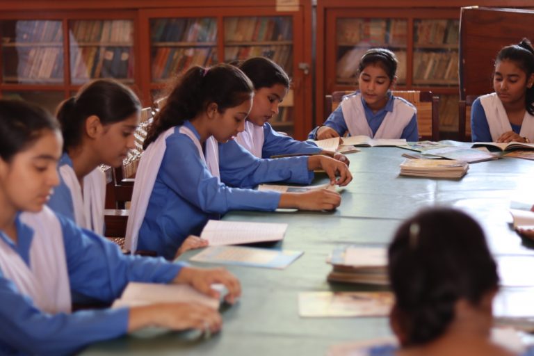 ملتان کے ایک سرکاری سکول کی طالبات کتب بینی میں مصروف ہیں، واضح رہے کہ طلباء و طالبات میں معیاری ادب کو پڑھنے، لکھنے کے شوق کو اجاگر کرنے اور اردو کے فروغ کے لیے سکول ایجوکیشن ڈیپارٹمنٹ جنوبی پنجاب نے 'فروغ' پراجیکٹ کا آغاز کیا ہے۔