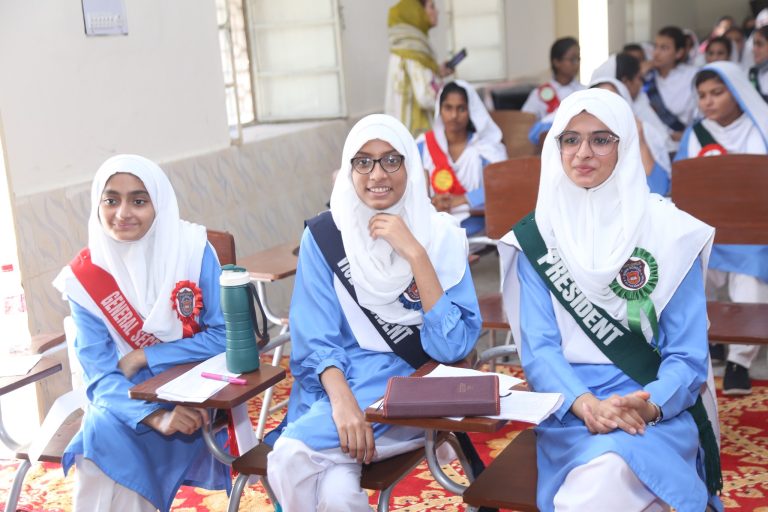 سٹوڈنٹ کونسلوں کے عہدیداران  کی تقریب حلف برداری  کے موقع پر نومنتخب عہدیداران  طالبات کا گروپ فوٹو