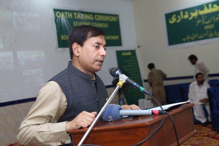 سیکرٹری  سکول ایجوکیشن ڈیپارٹمنٹ جنوبی پنجاب  ڈاکٹر  احتشام  انور سٹوڈنٹ کونسلوں کے  نومنتخب عہدیداران  کی تقریب حلف برداری سے خطاب  کر  رہے ہیں۔